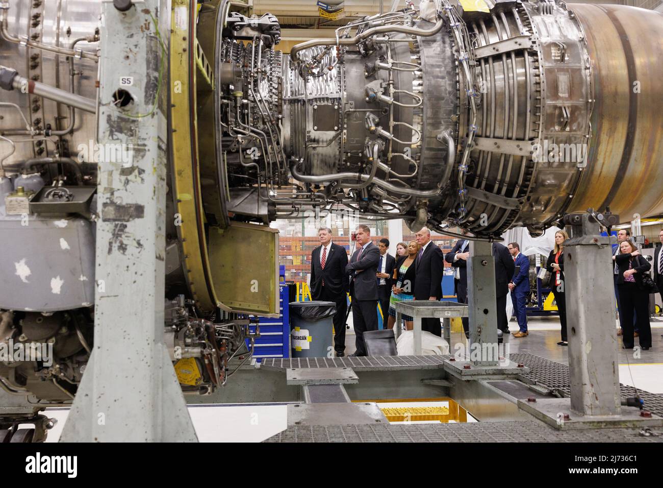 Del City, Stati Uniti d'America. 04 maggio 2022. Il Segretario del lavoro degli Stati Uniti Marty Walsh, centro, visita la struttura di motori aerei insieme al Rep. Thomas Cole, a sinistra, alla base dell'aeronautica militare Tinker 4 maggio 2022 a del City, Oklahoma. Credit: Shawn T Moore/Dept of Labor/Alamy Live News Foto Stock