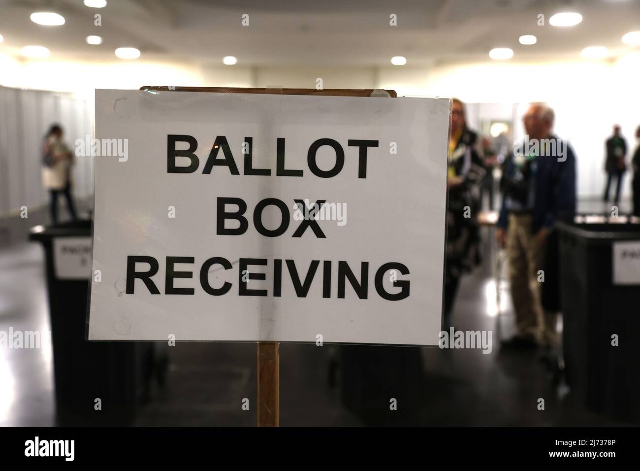 Le elezioni contano alla Peterborough Arena, in quanto il conteggio inizia in tutto il Regno Unito per le elezioni del governo locale. Data immagine: Giovedì 5 maggio 2022. Foto Stock