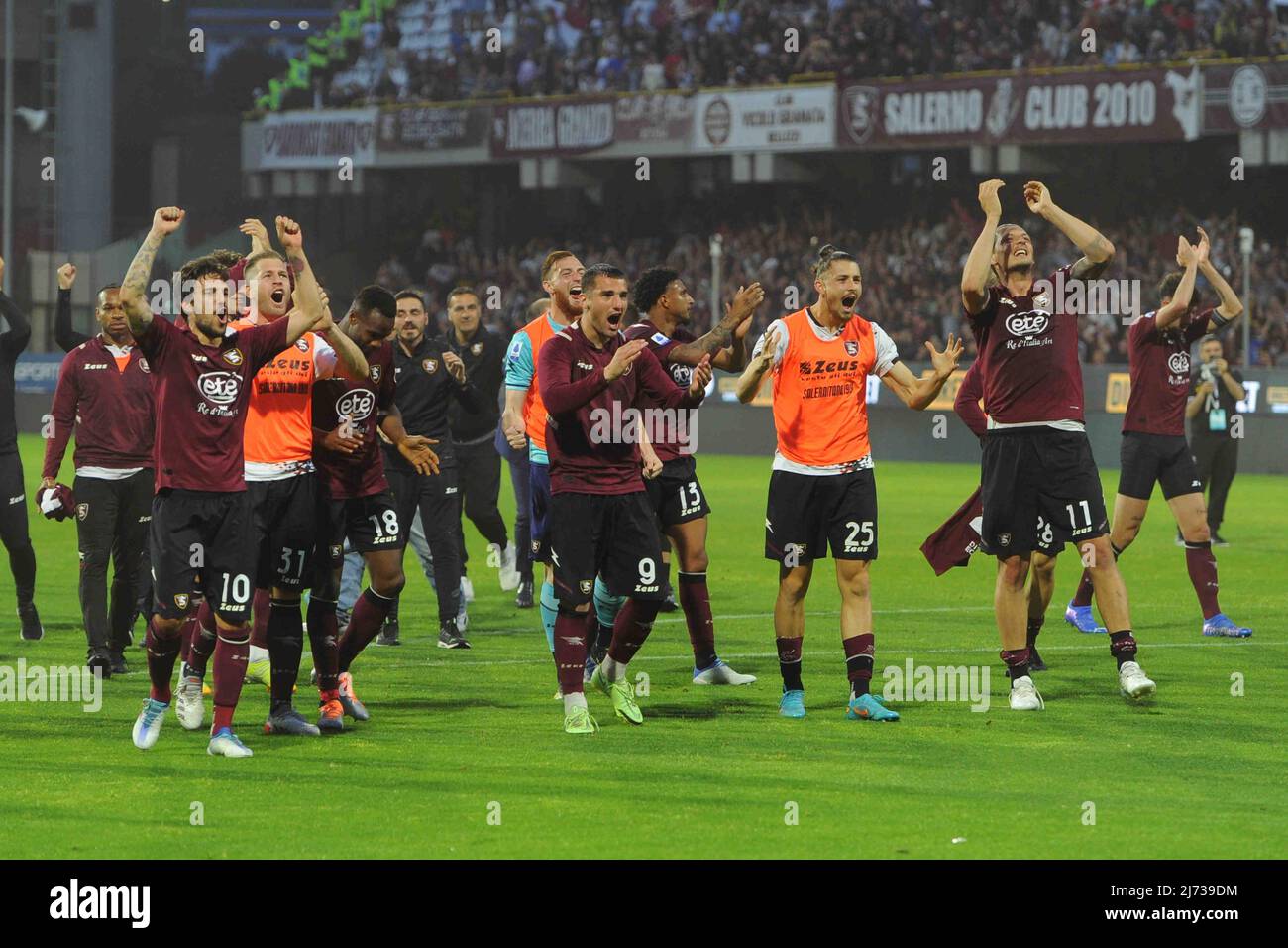 I giocatori di Salerno festeggiano al termine della partita durante la Serie a 2021/22 partite tra gli Stati Uniti . Salernitana 1919 e Venezia FC. Allo stadio Arechi (foto di Agostino Gemito / Pacific Press) Foto Stock