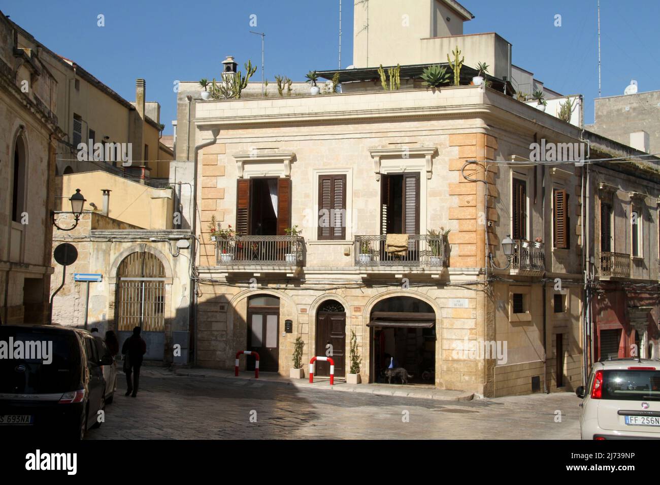 Vecchi edifici nel centro storico di Brindisi, Italia Foto Stock