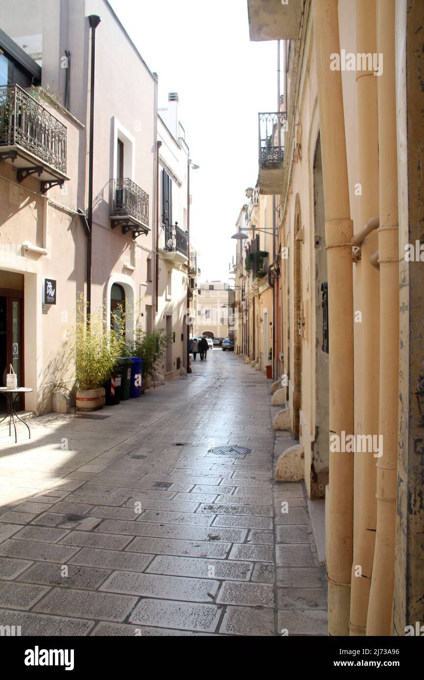 Strada stretta nel centro storico di Brindisi, Italia Foto Stock