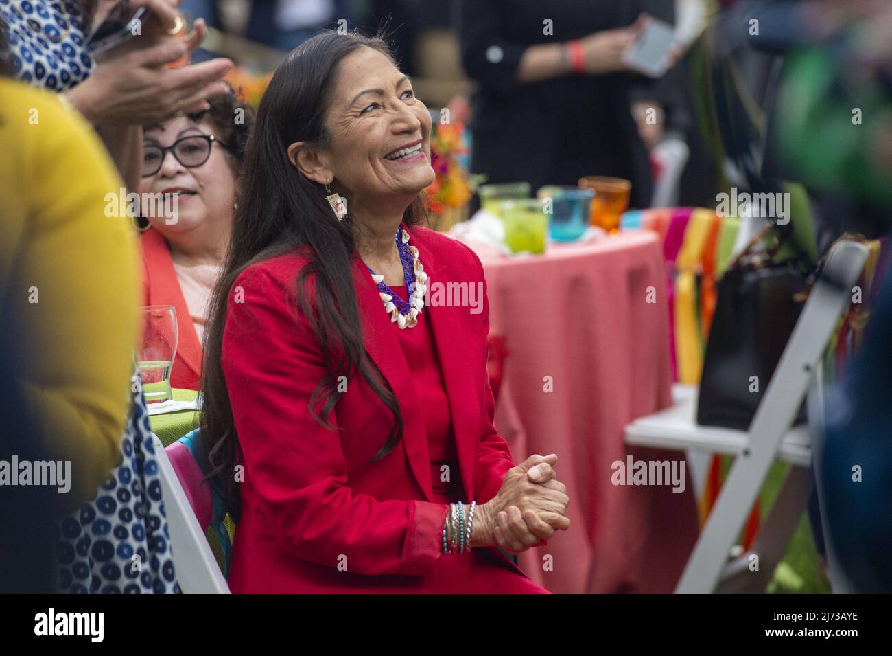 Il Segretario dell'interno Deb Haaland sorride durante una celebrazione del Cinco de Mayo nel Giardino delle Rose della Casa Bianca a Washington, DC giovedì 5 maggio 2022. Foto di Bonnie Cash/UPI Foto Stock