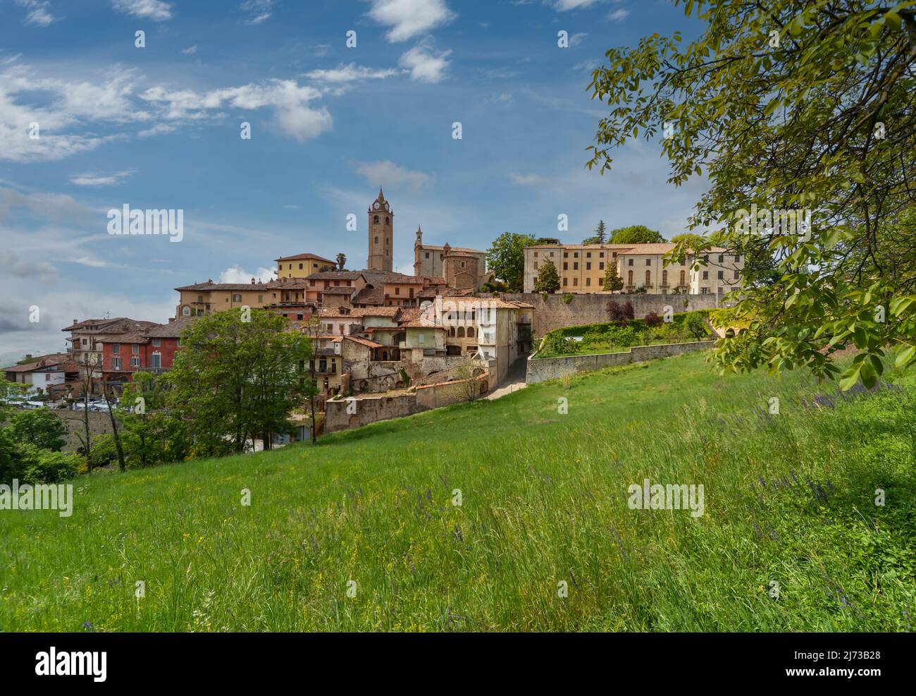 Monforte d'Alba, langhe, Italia - 02 maggio 2022: Borgo medievale di Monforte d'Alba sulla collina con l'antico campanile di Santa Maria Foto Stock