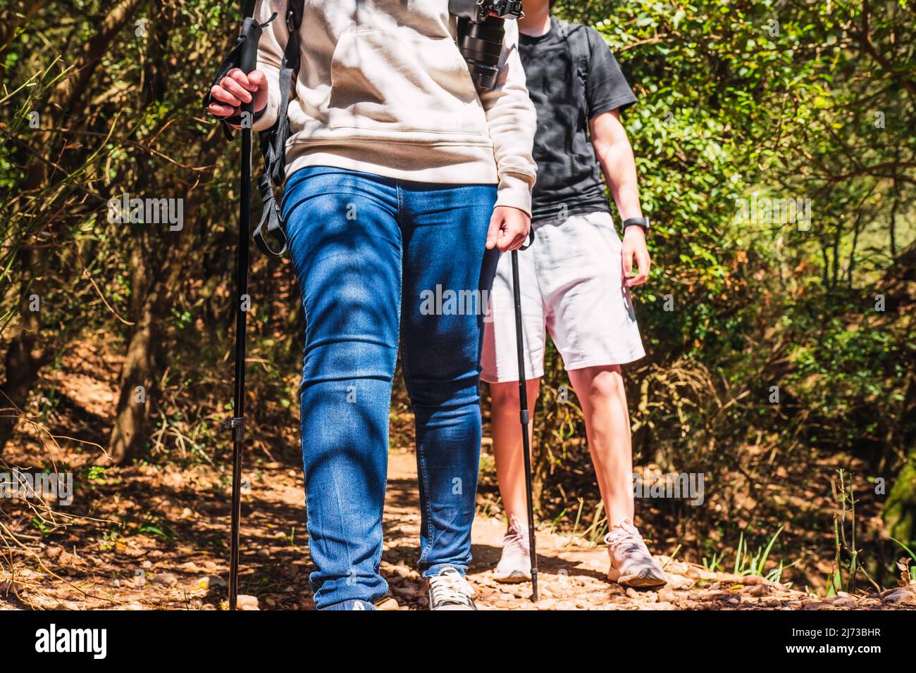 un'immagine ritagliata di due giovani donne escursioniste in natura si godono la passeggiata. donne in vacanza. turisti escursioni nella natura. Foto Stock