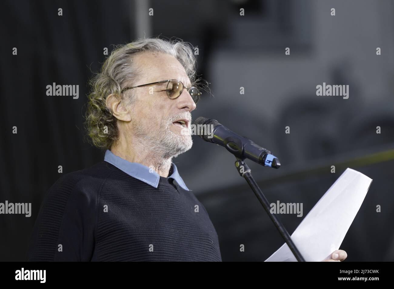 Buenos Aires, Argentina, 5th maggio 2022. Diversi gruppi sindacali, sociali, politici e per i diritti umani hanno marciato dinanzi alla Corte per chiedere le dimissioni dei membri della Corte Suprema di giustizia della nazione. Daniel Fanego, attore, che ha pronunciato un discorso contro la Corte Suprema di Giustizia della Nazione.(Credit images: Esteban Osorio/Alamy Live News) Foto Stock