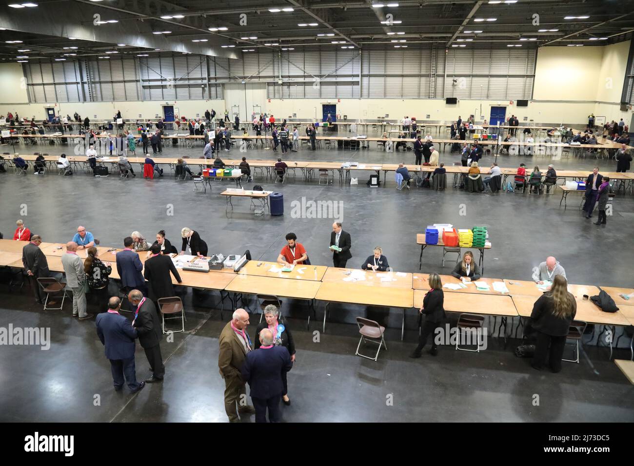 Volontari per le elezioni alla Peterborough Arena, in quanto il conteggio inizia in tutto il Regno Unito per le elezioni del governo locale. Data immagine: Giovedì 5 maggio 2022. Foto Stock