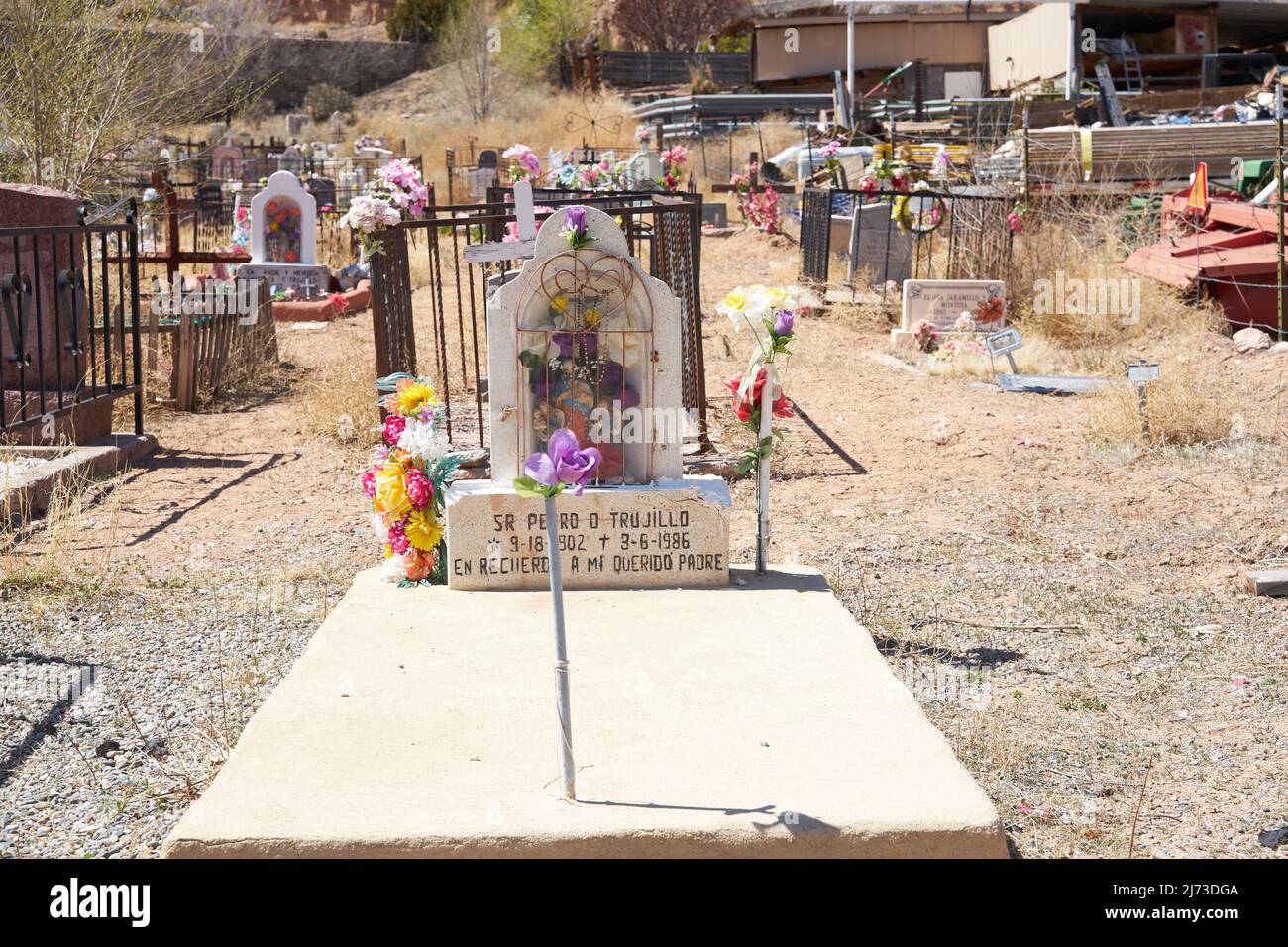 Vecchio cimitero sul lato della strada a Chimayo, New Mexico. Foto Stock