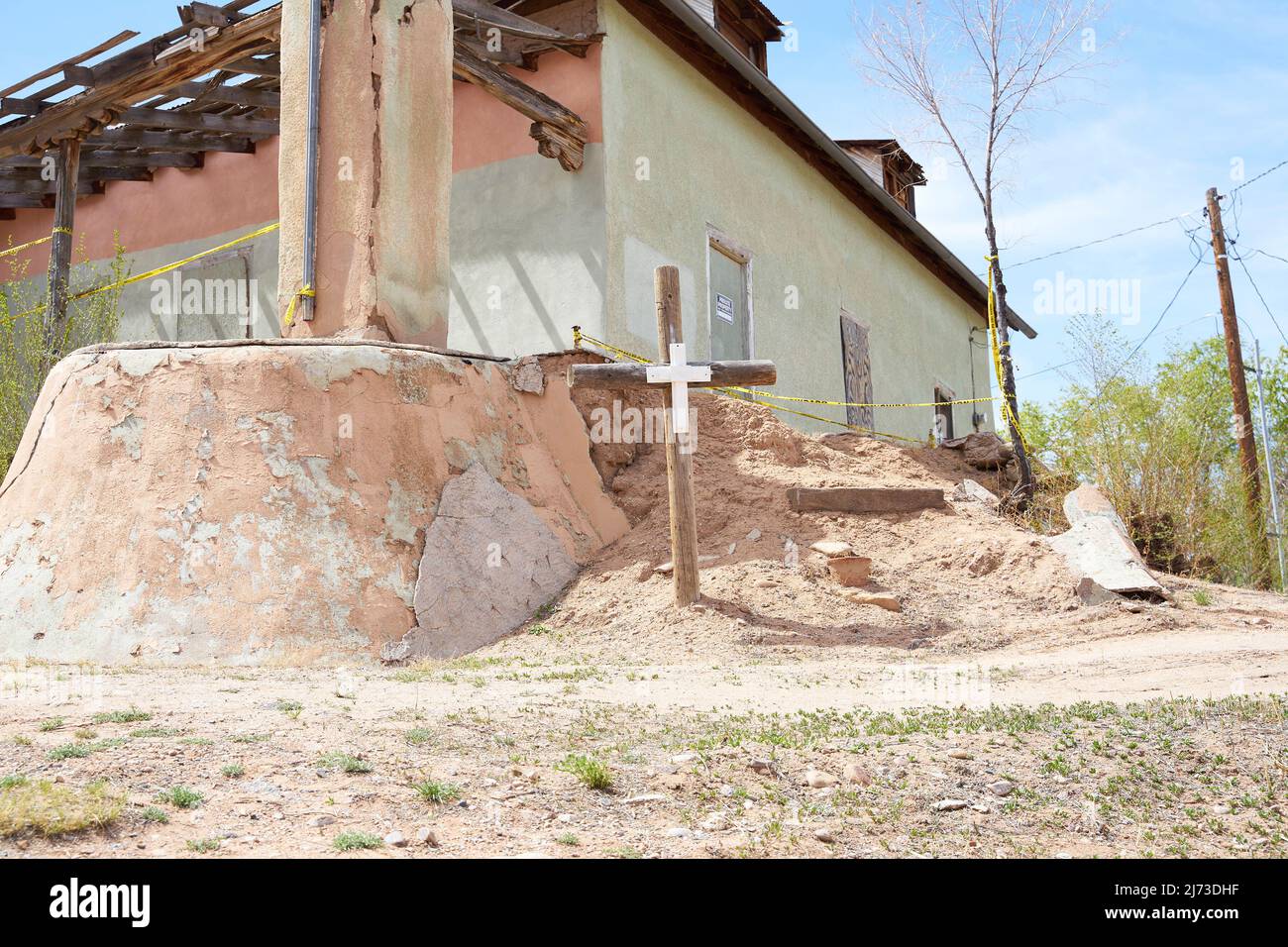 Croce di legno di fronte a casa deserta, Chimayo, New Mexico. Foto Stock