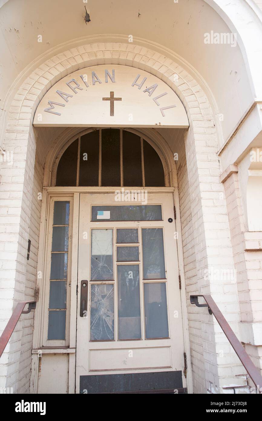 Vecchia porta che legge Marian Hall in Cathedral Park, Santa Fe, New Mexico. Foto Stock