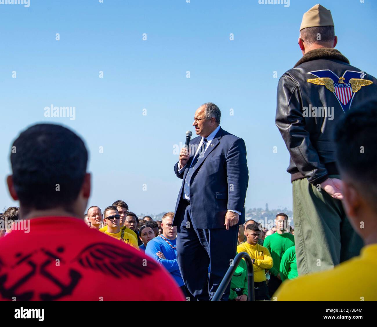 San Diego, Stati Uniti. 04 maggio 2022. Il Segretario della Marina degli Stati Uniti Carlos del Toro si rivolge a un incontro a tutte le mani sul ponte di volo della portaerei di classe Nimitz USS Carl Vinson, 4 maggio 2022 a San Diego, California. Credit: MCS Analice Baker/US Navy/Alamy Live News Foto Stock