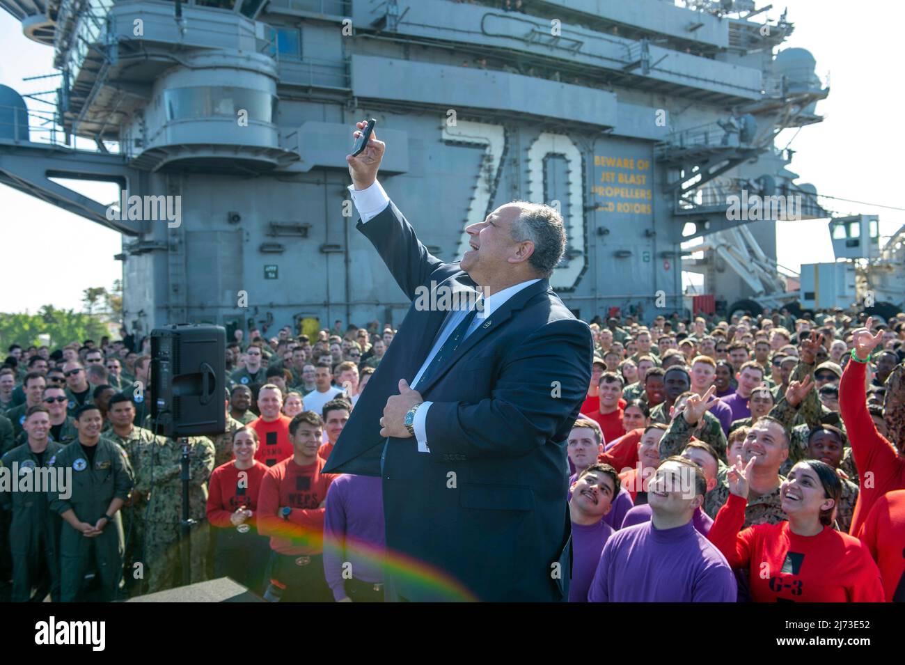 San Diego, Stati Uniti. 04 maggio 2022. Il Segretario della Marina degli Stati Uniti Carlos del Toro prende un selfie con i marinai durante un incontro a tutte le mani sul ponte di volo della portaerei di classe Nimitz USS Carl Vinson, 4 maggio 2022 a San Diego, California. Credit: MC3 Emily Claire/US Navy/Alamy Live News Foto Stock