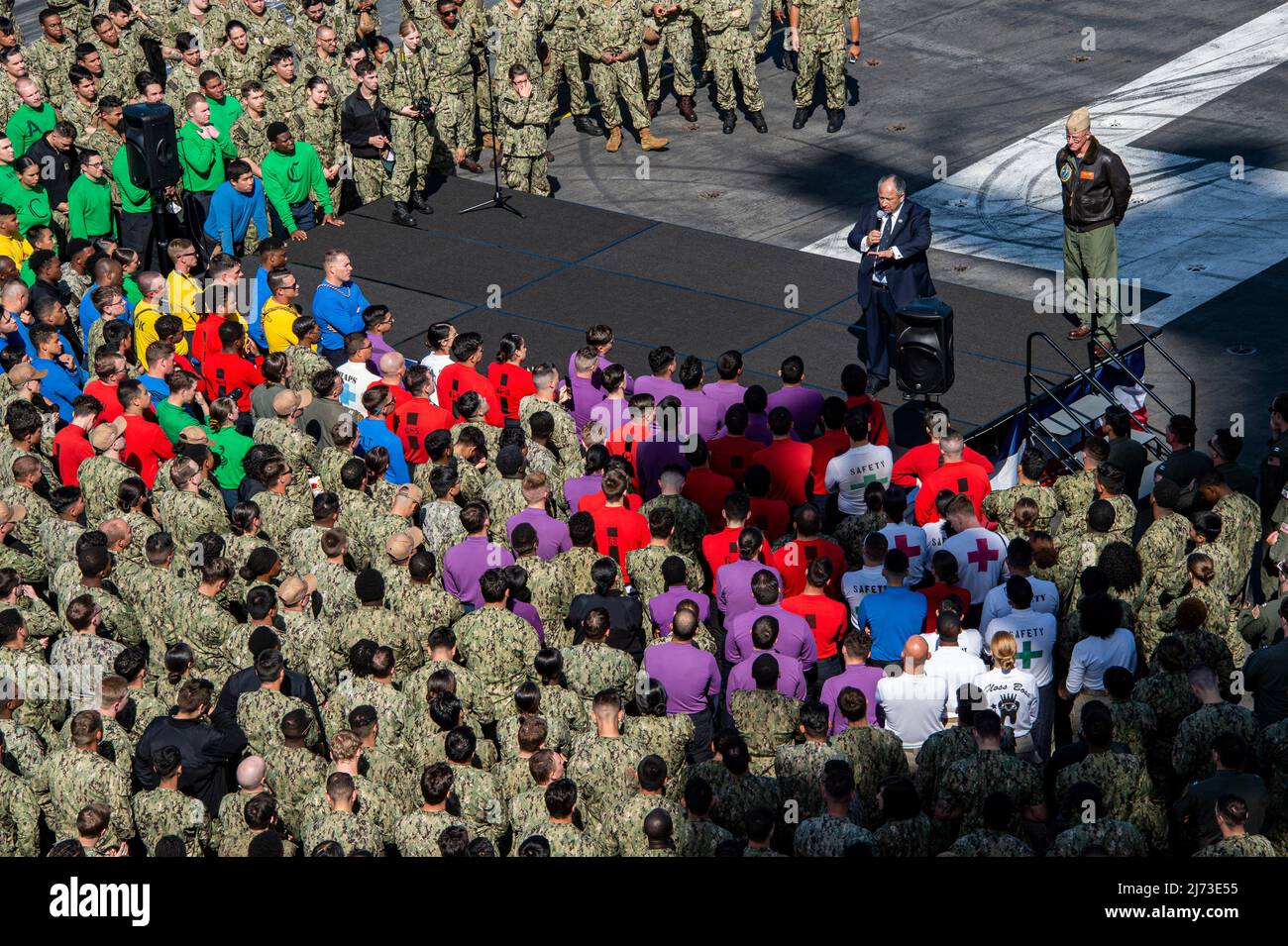 San Diego, Stati Uniti. 04 maggio 2022. Il Segretario della Marina degli Stati Uniti Carlos del Toro si rivolge a un incontro a tutte le mani sul ponte di volo della portaerei di classe Nimitz USS Carl Vinson, 4 maggio 2022 a San Diego, California. Credit: MC2 Tyler Wheaton/US Navy/Alamy Live News Foto Stock
