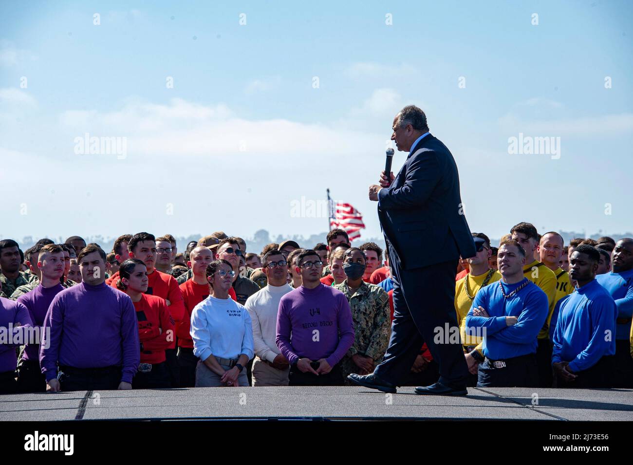 San Diego, Stati Uniti. 04 maggio 2022. Il Segretario della Marina degli Stati Uniti Carlos del Toro si rivolge a un incontro a tutte le mani sul ponte di volo della portaerei di classe Nimitz USS Carl Vinson, 4 maggio 2022 a San Diego, California. Credit: MCS Analice Baker/US Navy/Alamy Live News Foto Stock