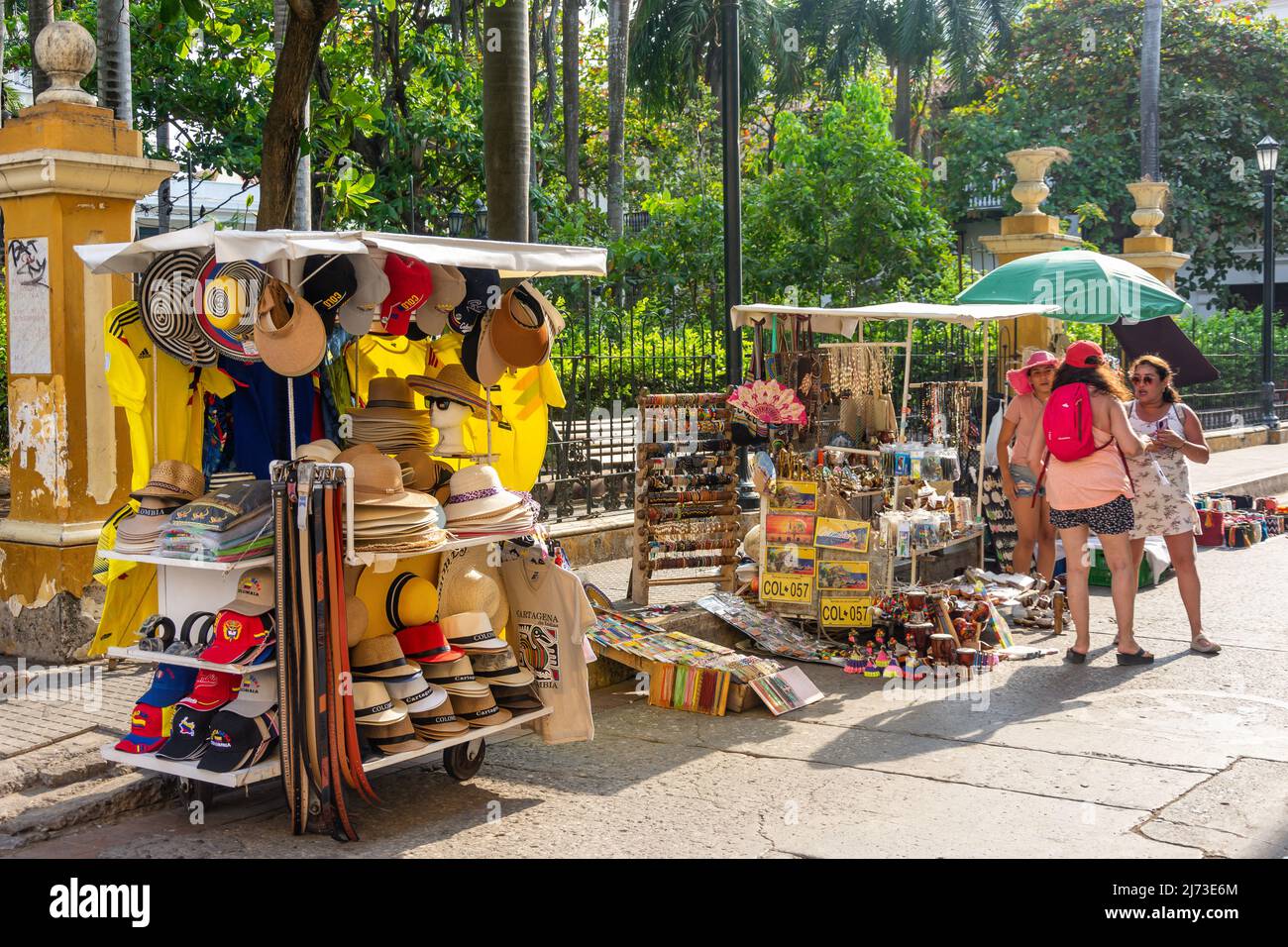Bancarelle di souvenir, Plaza de Bolivar. Vecchia Cartagena, Cartagena, Bolivar, Repubblica di Colombia Foto Stock