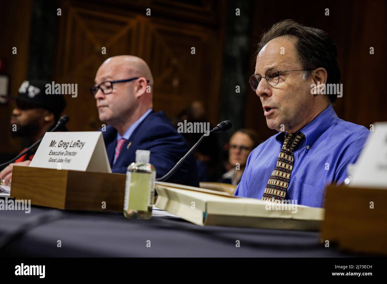 Greg Leroy, direttore esecutivo del Good Jobs First, testimonia durante un'audizione della Commissione del bilancio del Senato se i dollari dei contribuenti dovrebbero andare alle aziende che violano le leggi sul lavoro nell'edificio dell'ufficio del Senato di Dirksen a Capitol Hill a Washington, DC, il 5 maggio 2022. Credito: Samuel Corum / CNP Foto Stock