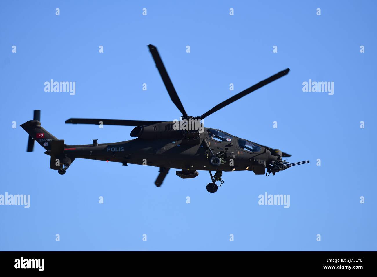 Elicottero della polizia Turca TAI T129 ATAK è un elicottero a due motori, a due posti, multi-ruolo, per tutti gli attacchi meteorologici. All'Airshow di Teknofest 2021 Foto Stock