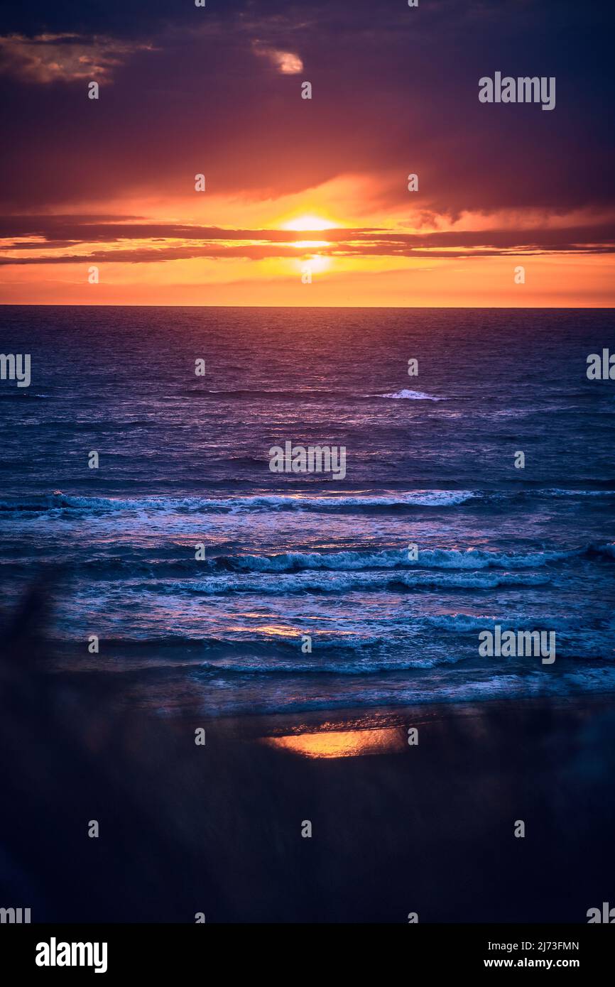 Tramonto colorato sulla costa. Foto di alta qualità Foto Stock