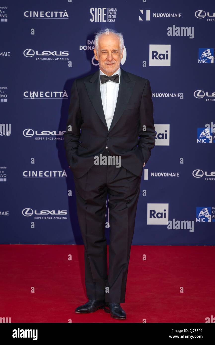 Roma, Italia - 3 maggio 2022: Toni Servillo partecipa al tappeto rosso della cerimonia di premiazione David di Donatello 2022 presso gli Cinecittà Studios di Roma. Foto Stock