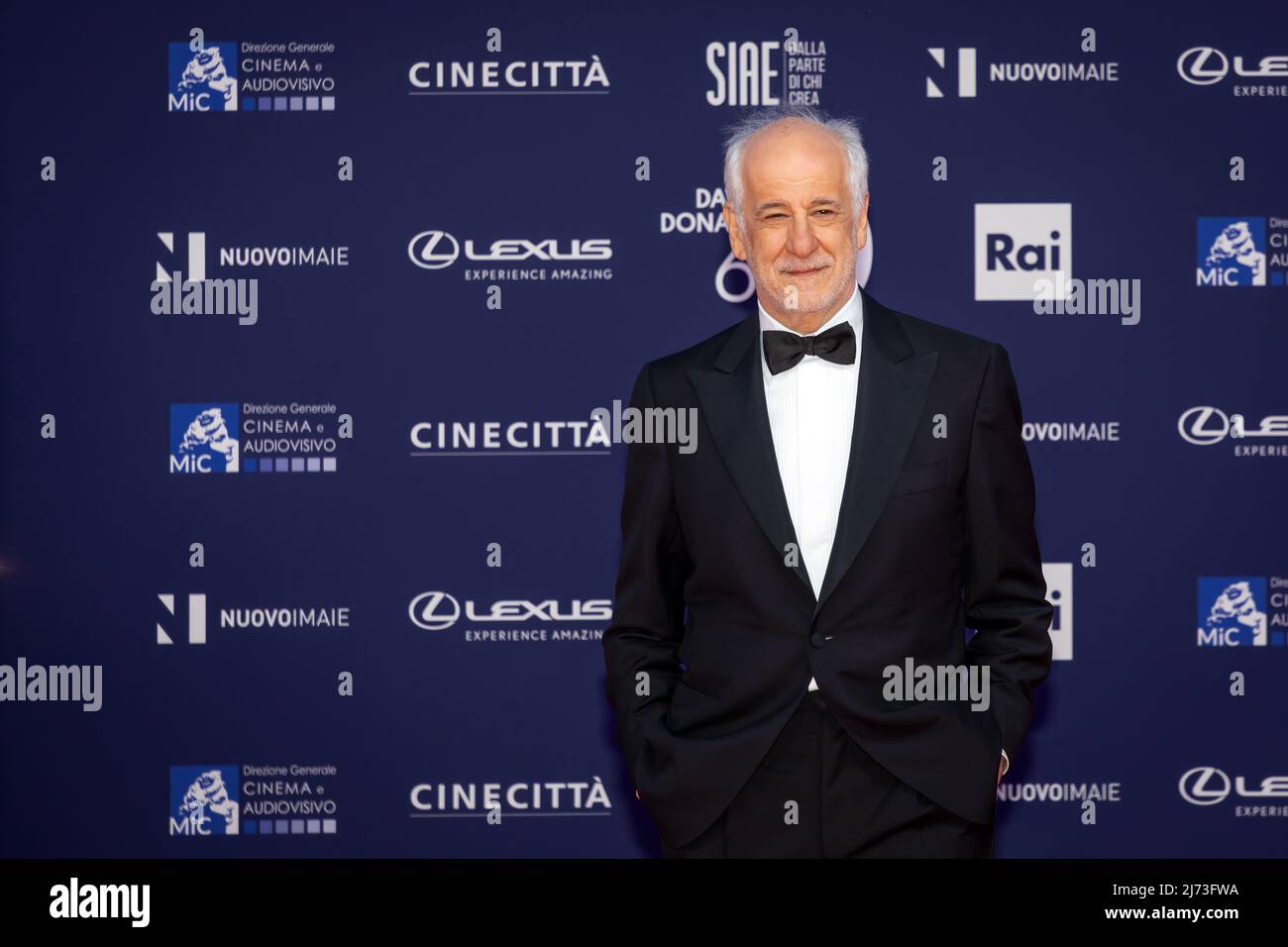 Roma, Italia - 3 maggio 2022: Toni Servillo partecipa al tappeto rosso della cerimonia di premiazione David di Donatello 2022 presso gli Cinecittà Studios di Roma. Foto Stock