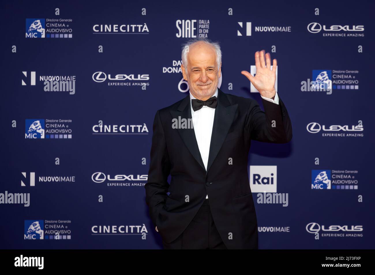 Roma, Italia - 3 maggio 2022: Toni Servillo partecipa al tappeto rosso della cerimonia di premiazione David di Donatello 2022 presso gli Cinecittà Studios di Roma. Foto Stock