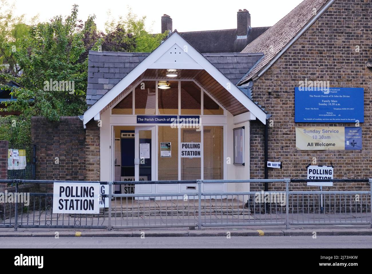 Londra, Regno Unito, 5th maggio 2022. Una stazione di polling in Garrett Lane a Wandsworth. Un campo di battaglia fondamentale nelle elezioni locali di Londra è il Wandsworth Council, dove il partito conservatore detiene una piccola maggioranza. Considerato il London Flagship council - dove ha controllato dal 1978, vi sono serie preoccupazioni che 'Partygate' ha danneggiato la reputazione di Tory e può cadere in Labor. Credit: Undicesima ora Fotografia/Alamy Live News Foto Stock