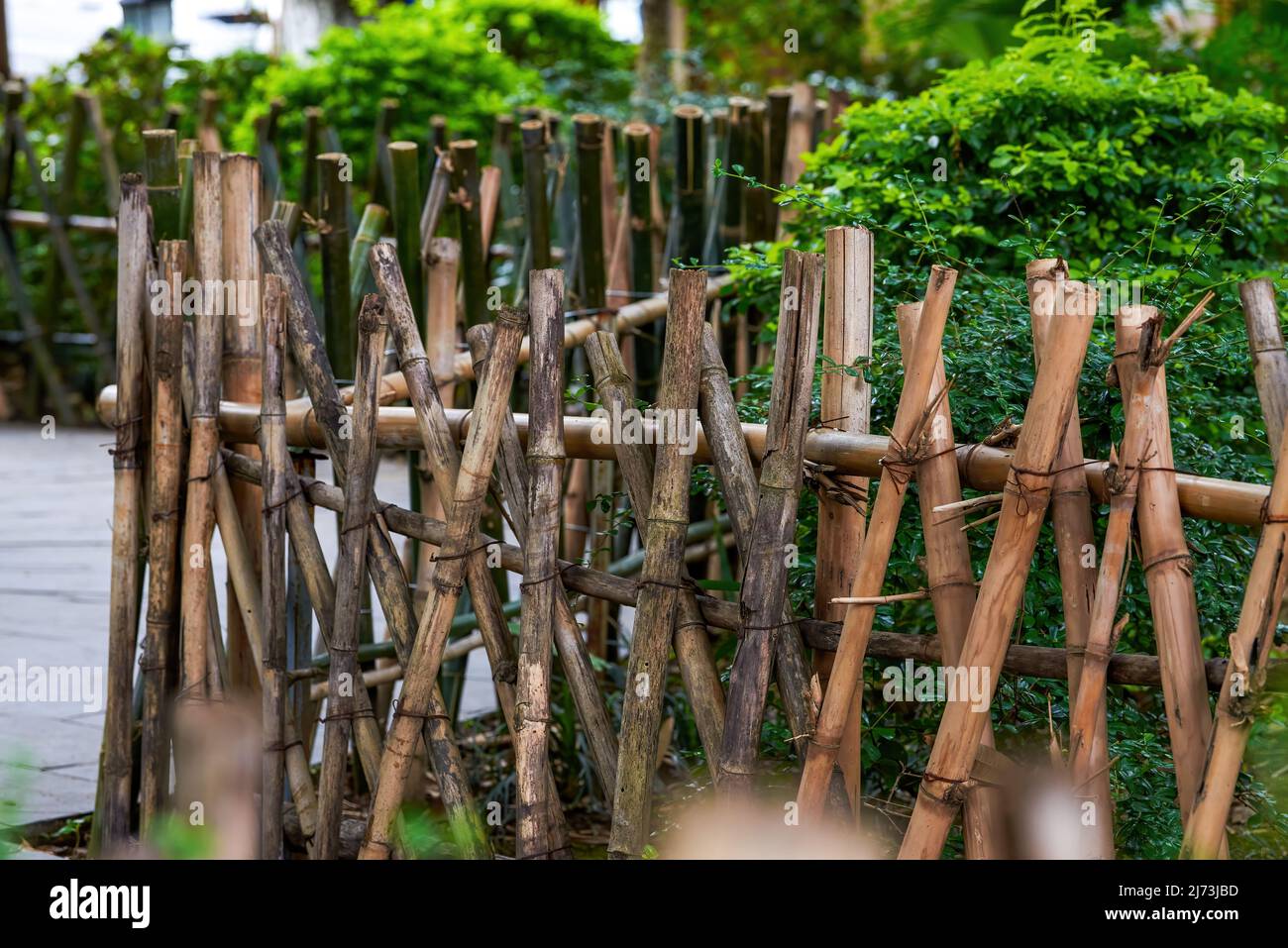 Primo piano di recinzione di bambù in un giardino cinese Foto stock - Alamy