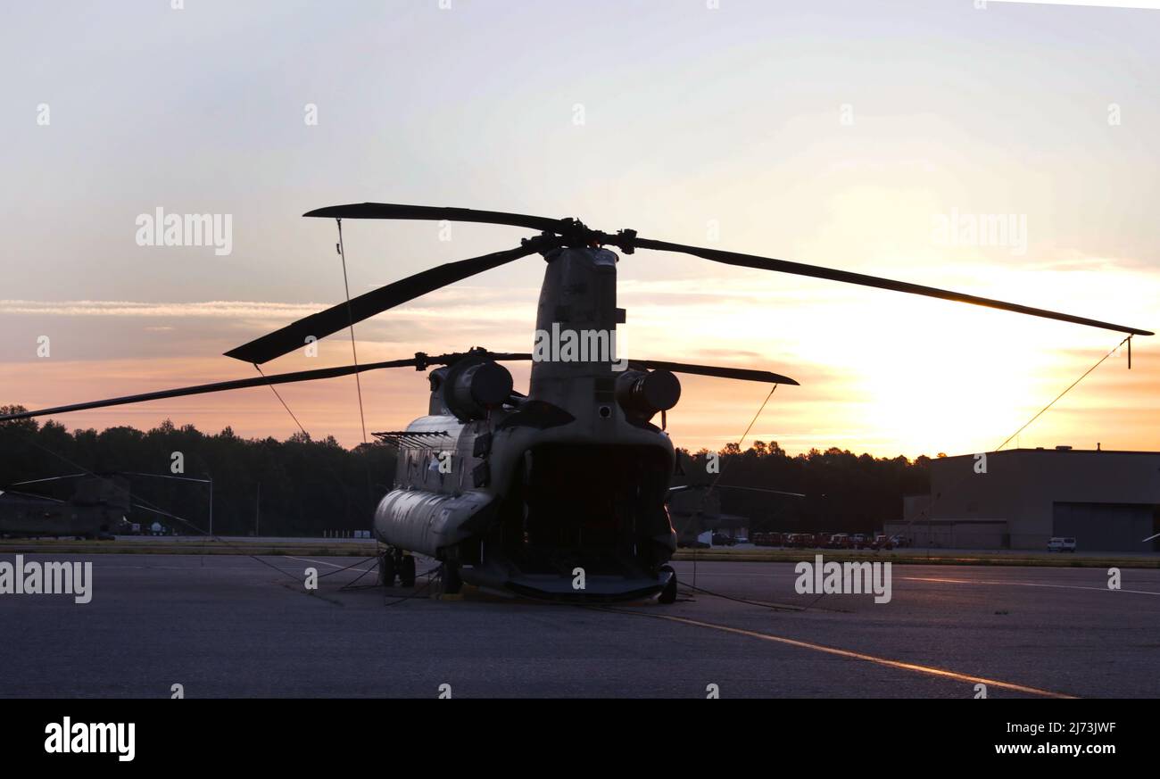 Un elicottero 110th Aviation Brigade CH-47 Chinook siede nella nebbia mattutina all'eliporto dell'esercito di Knox, Fort Rucker, Alabama, 3 maggio 2022. (STATI UNITI Esercito foto di SPC. Giordania Arnold) Foto Stock
