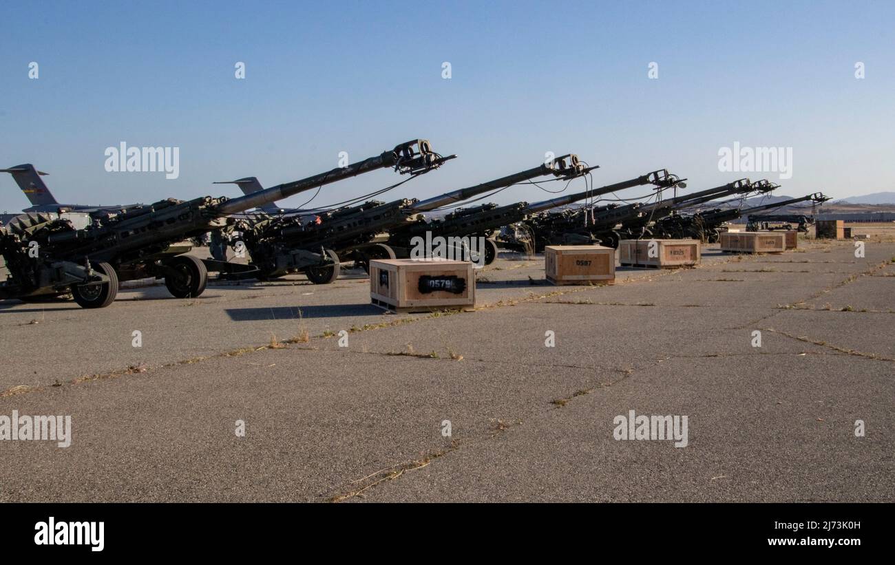 M777 howitzer da 2nd Battaglione, 11th Regiment Marino, 1st Divisione Marina sono in scena su una linea di volo alla base di riserva aerea di marzo, California, 20 aprile 2022. I M777 urlatori e munizioni fanno parte di un drowdown presidenziale di assistenza alla sicurezza per soddisfare le urgenti esigenze ucraine. Gli Stati Uniti continueranno a utilizzare tutti gli strumenti disponibili per sostenere le forze armate ucraine di fronte all'aggressione russa. (STATI UNITI Foto del corpo marino di CPL. Mackenzie Binion) Foto Stock
