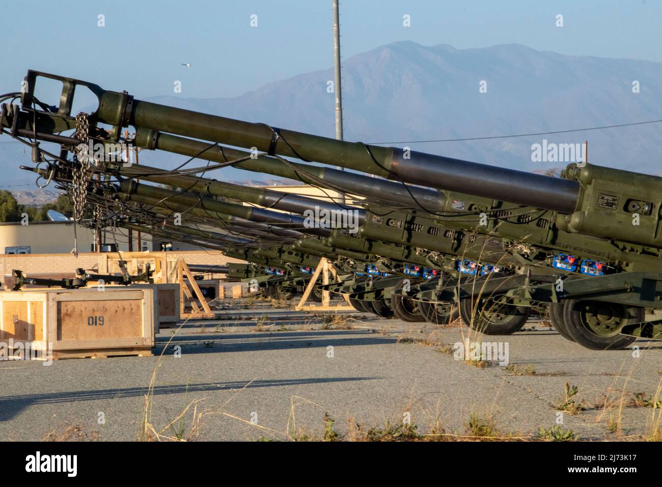 Marines USA con 2nd Battaglione, 11th Regiment Marino, 1st Divisione Marina, fase M777 howitzer su una linea di volo alla base di riserva aerea di marzo, California, 20 aprile 2022. I M777 urlatori e munizioni fanno parte di un drowdown presidenziale di assistenza alla sicurezza per soddisfare le urgenti esigenze ucraine. Gli Stati Uniti continueranno a utilizzare tutti gli strumenti disponibili per sostenere le forze armate ucraine di fronte all'aggressione russa. (STATI UNITI Foto del corpo marino di CPL. Mackenzie Binion) Foto Stock