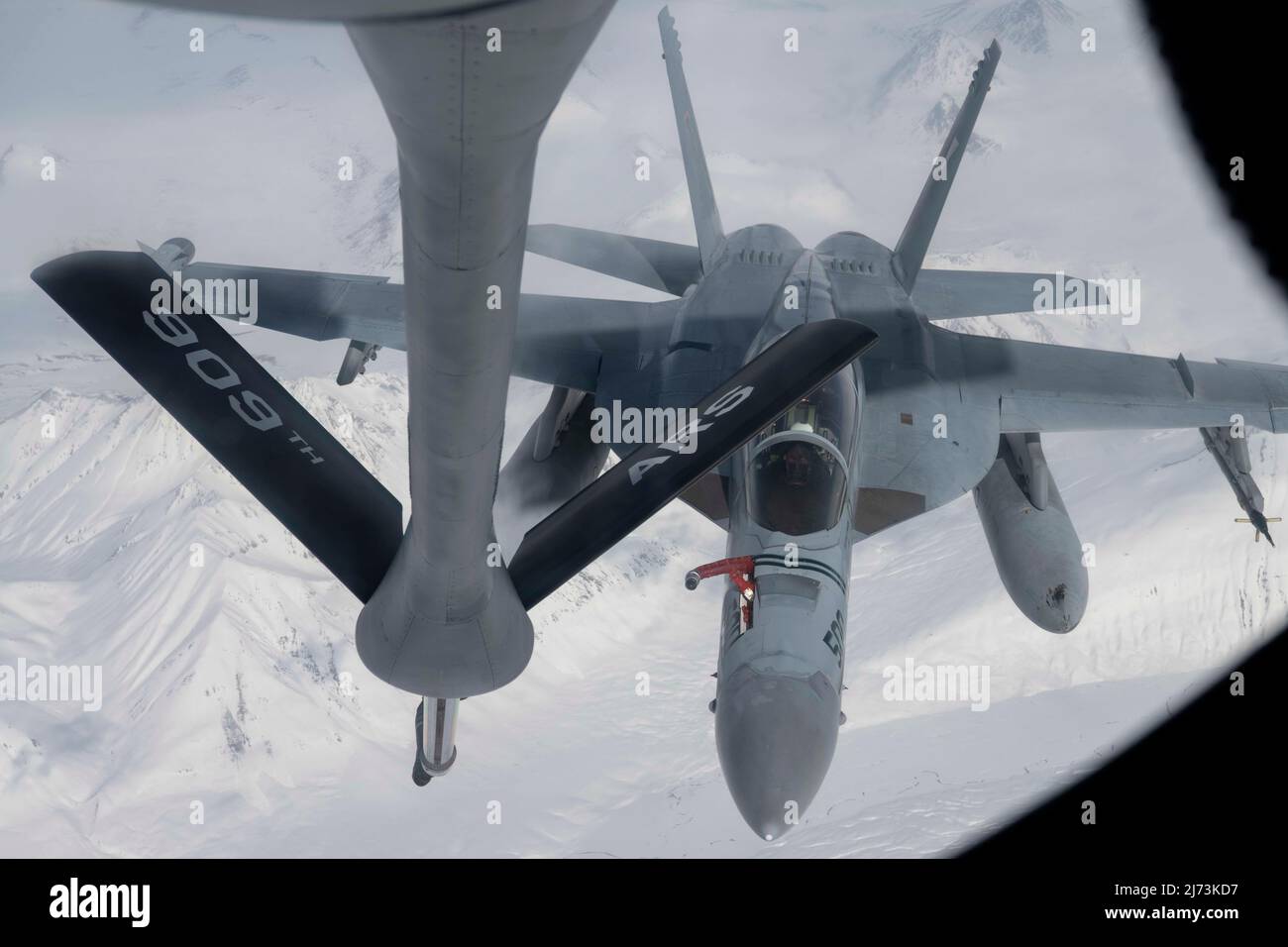 Un Growler della riserva della Marina degli Stati Uniti EA-18G assegnato ad attacco elettronico Squadron 209 , stazione aerea navale di Whidbey Island, Washington, rifornimenti aerei da un'aeronautica degli Stati Uniti KC-135 Stratotanker assegnato allo Squadron di rifornimento dell'aria 909th, base aerea di Kadena, Giappone, durante LA BANDIERA ROSSA-Alaska 22-1 sopra il complesso della gamma dell'Alaska del Pacifico Unito, Alaska, 3 maggio 2022. RF-A è un esercizio di formazione sul campo diretto dalle forze aeree del Pacifico che consente alle forze di praticare l'interoperabilità fornendo opportunità uniche per integrarsi nella formazione congiunta e multilaterale. (STATI UNITI Air Force foto di Senior Airman Emily Farnsworth) Foto Stock