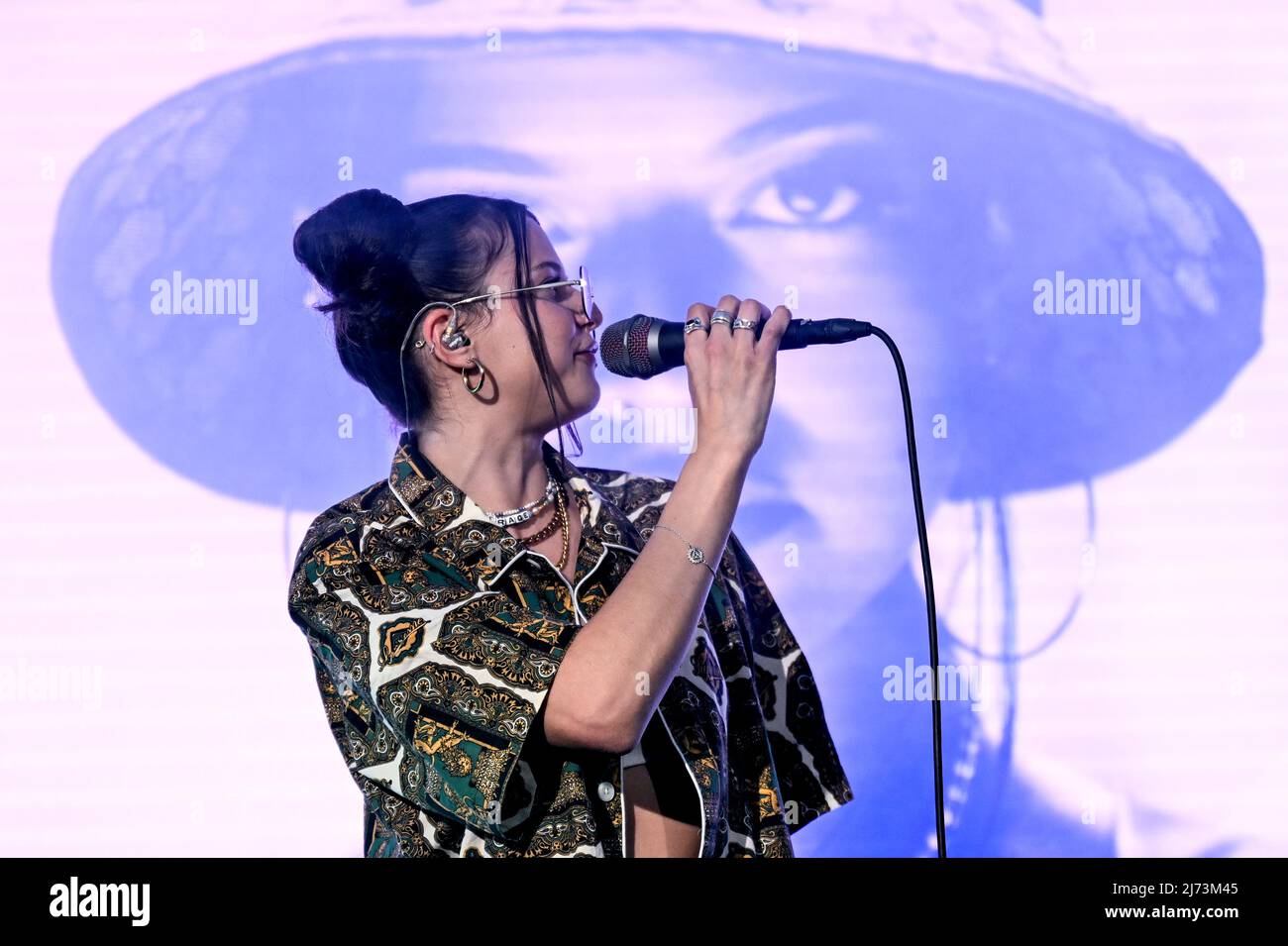 05 maggio 2022, Berlino: La cantante Nina Chuba canta al Bunte New Faces Award Music 2022. Foto: Britta Pedersen/dpa Foto Stock