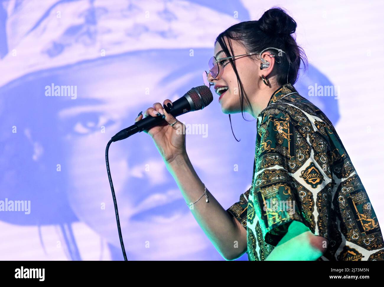 05 maggio 2022, Berlino: La cantante Nina Chuba canta al Bunte New Faces Award Music 2022. Foto: Britta Pedersen/dpa Foto Stock