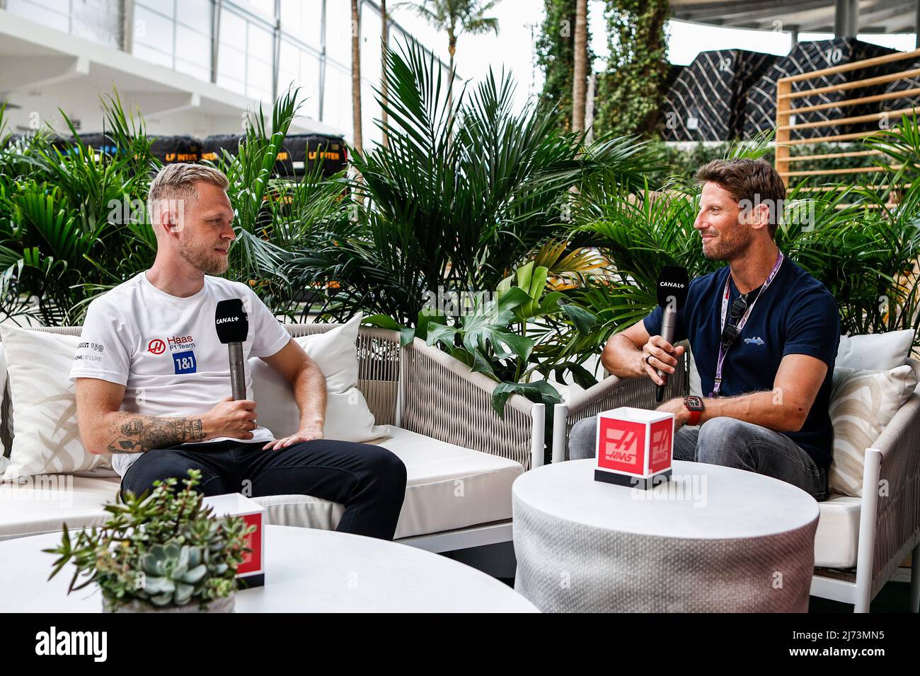 Romain Grosjean, ritratto intervista Canal + con MAGNUSSEN Kevin (den), Haas F1 Team VF-22 Ferrari, ritratto durante la Formula 1 Crypto.com Miami Grand Prix 2022, 5th round del FIA Formula uno World Championship 2022, sull'autodromo Internazionale di Miami, dal 6 al 8 maggio 2022 a Miami Gardens, Florida, Stati Uniti d'America - Foto Xavi Bonilla / DPPI Foto Stock
