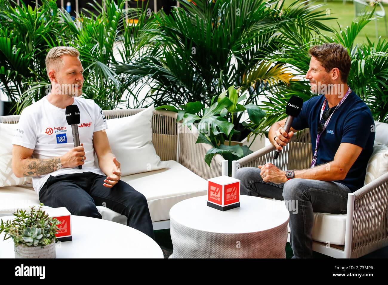 Romain Grosjean, ritratto intervista Canal + con MAGNUSSEN Kevin (den), Haas F1 Team VF-22 Ferrari, ritratto durante la Formula 1 Crypto.com Miami Grand Prix 2022, 5th round del FIA Formula uno World Championship 2022, sull'autodromo Internazionale di Miami, dal 6 al 8 maggio 2022 a Miami Gardens, Florida, Stati Uniti d'America - Foto Xavi Bonilla / DPPI Foto Stock