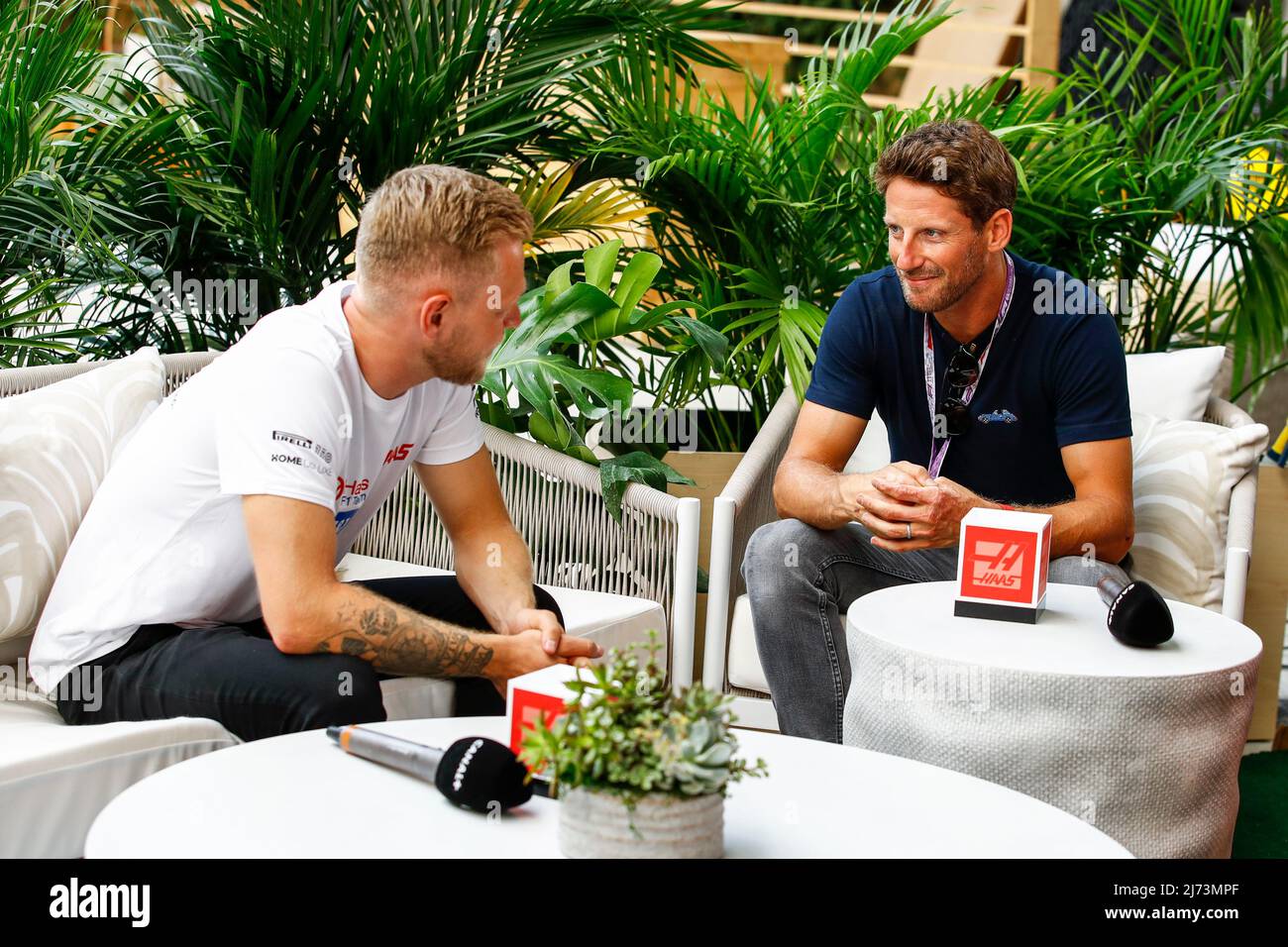 Romain Grosjean, ritratto intervista Canal + con MAGNUSSEN Kevin (den), Haas F1 Team VF-22 Ferrari, ritratto durante la Formula 1 Crypto.com Miami Grand Prix 2022, 5th round del FIA Formula uno World Championship 2022, sull'autodromo Internazionale di Miami, dal 6 al 8 maggio 2022 a Miami Gardens, Florida, Stati Uniti d'America - Foto Xavi Bonilla / DPPI Foto Stock