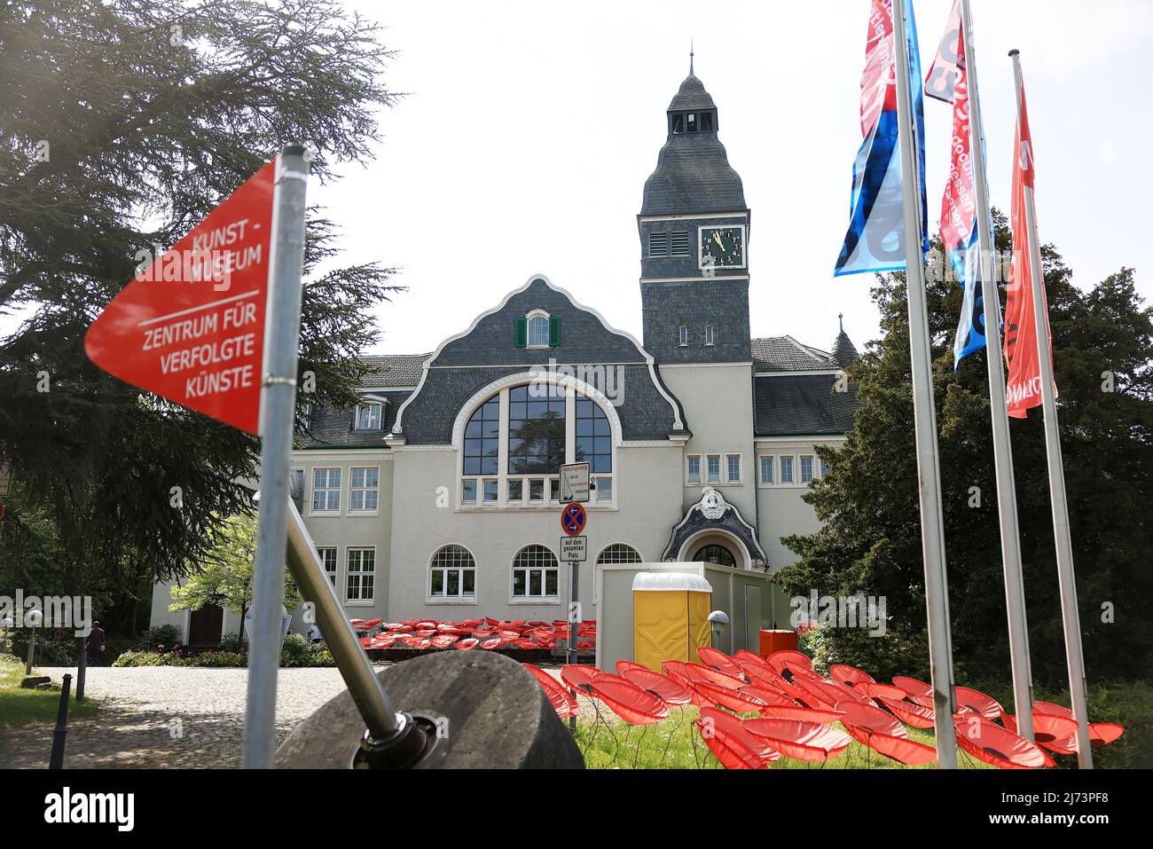 05 maggio 2022, Renania Settentrionale-Vestfalia, Solingen: Il Centro per le Arti e le Arti perseguitate di Solingen. La documenta può stimolare la carriera degli artisti. Ma la mostra d'arte mondiale può anche sorpassare gli artisti. Un progetto tra Kassel e Solingen sta ricercando gli artisti 'dimenticati' alla prima documenta del 1955. (Al dpa: 'Famoso o dimenticato - come la prima documenta passò sugli artisti') Foto: Oliver Berg/dpa Foto Stock