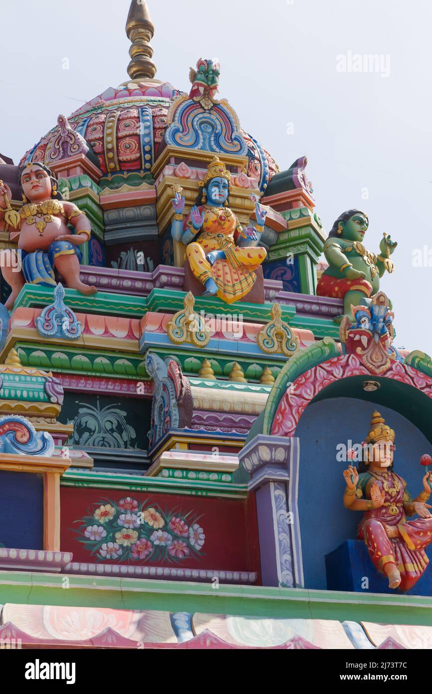 Una vista ravvicinata di un tempio indù con sculture di Dio indù e Dea fatte su di esso Foto Stock