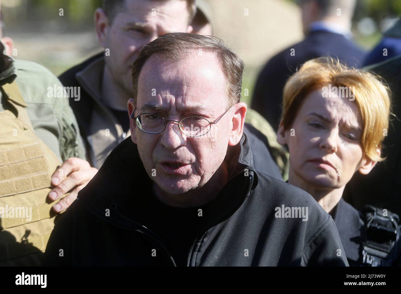 Il Ministro dell'interno e dell'amministrazione polacca Mariusz Kaminski (C) e il Ministro dell'interno lettone Marija Golubeva (R) sono visti durante una visita all'Hostomel Airfield, dopo le battaglie con le truppe russe. Foto Stock
