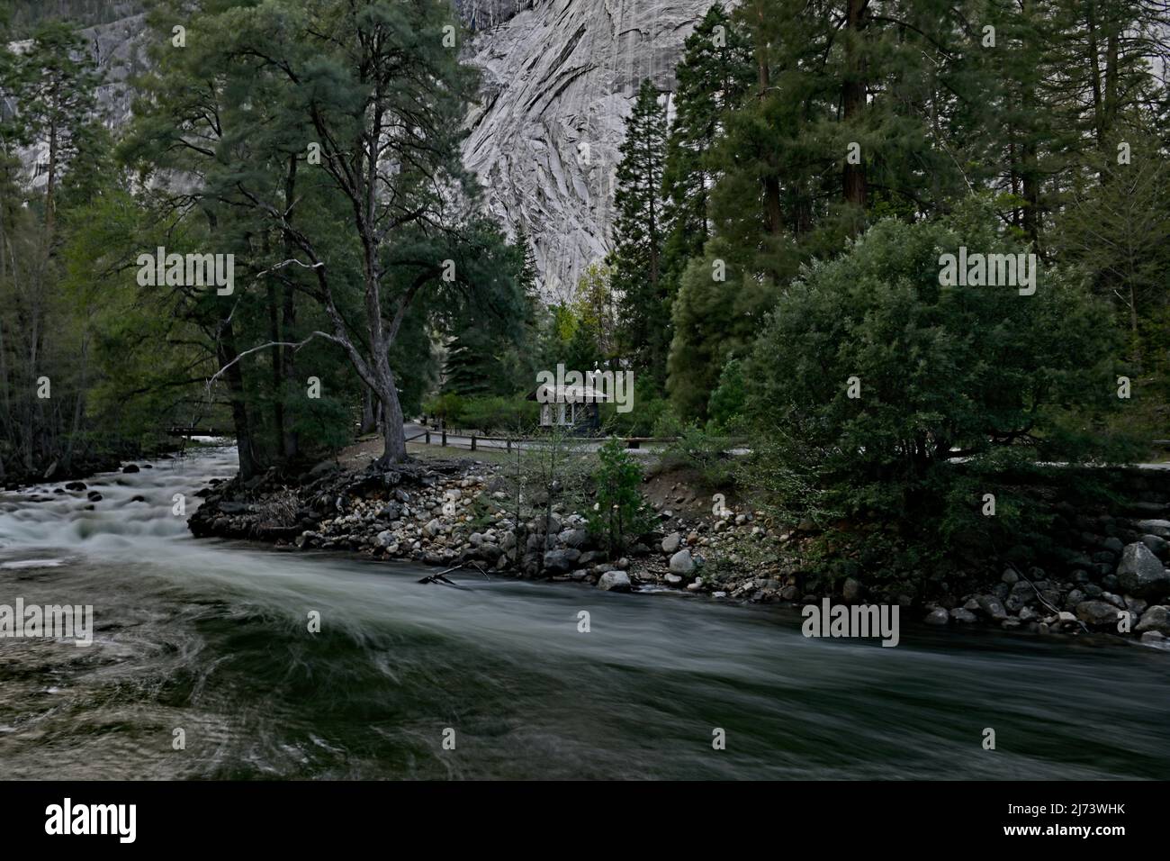 Il fiume Merced che scorre rapidamente Foto Stock