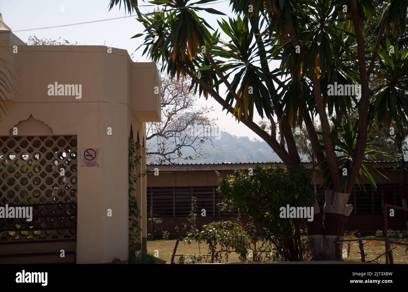 Shree Hindu Temple, terreni e lontane montagne, Blantire, Malawi, Africa - ci sono molti indiani (indù) in Malawi, in gran parte coinvolti nel commercio, Foto Stock
