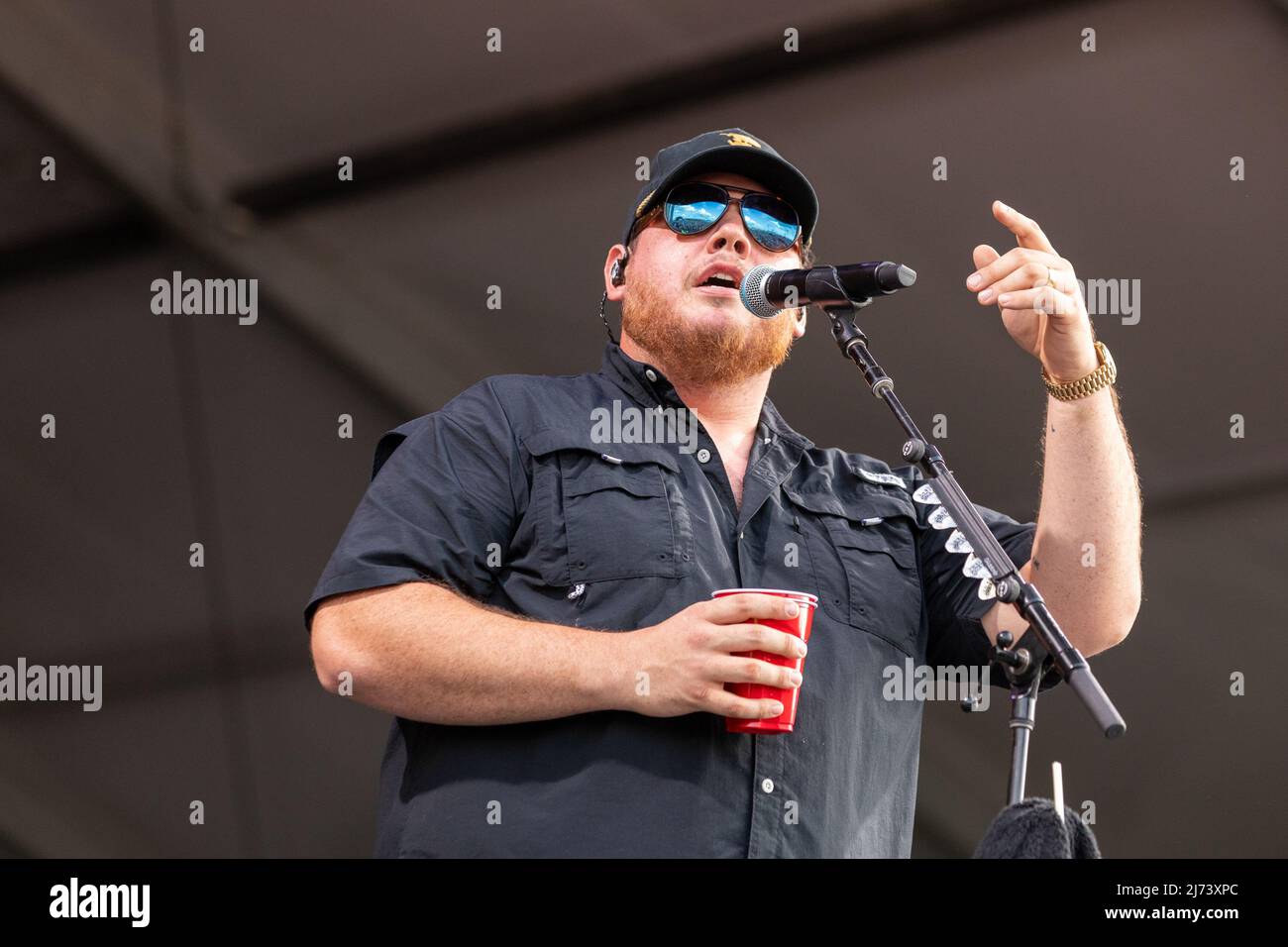 Luke Combs durante il New Orleans Jazz & Heritage Festival il 5 maggio 2022, presso l'ippodromo Fair Grounds di New Orleans, Louisiana (foto di Daniel DeSlover/Sipa USA) Foto Stock