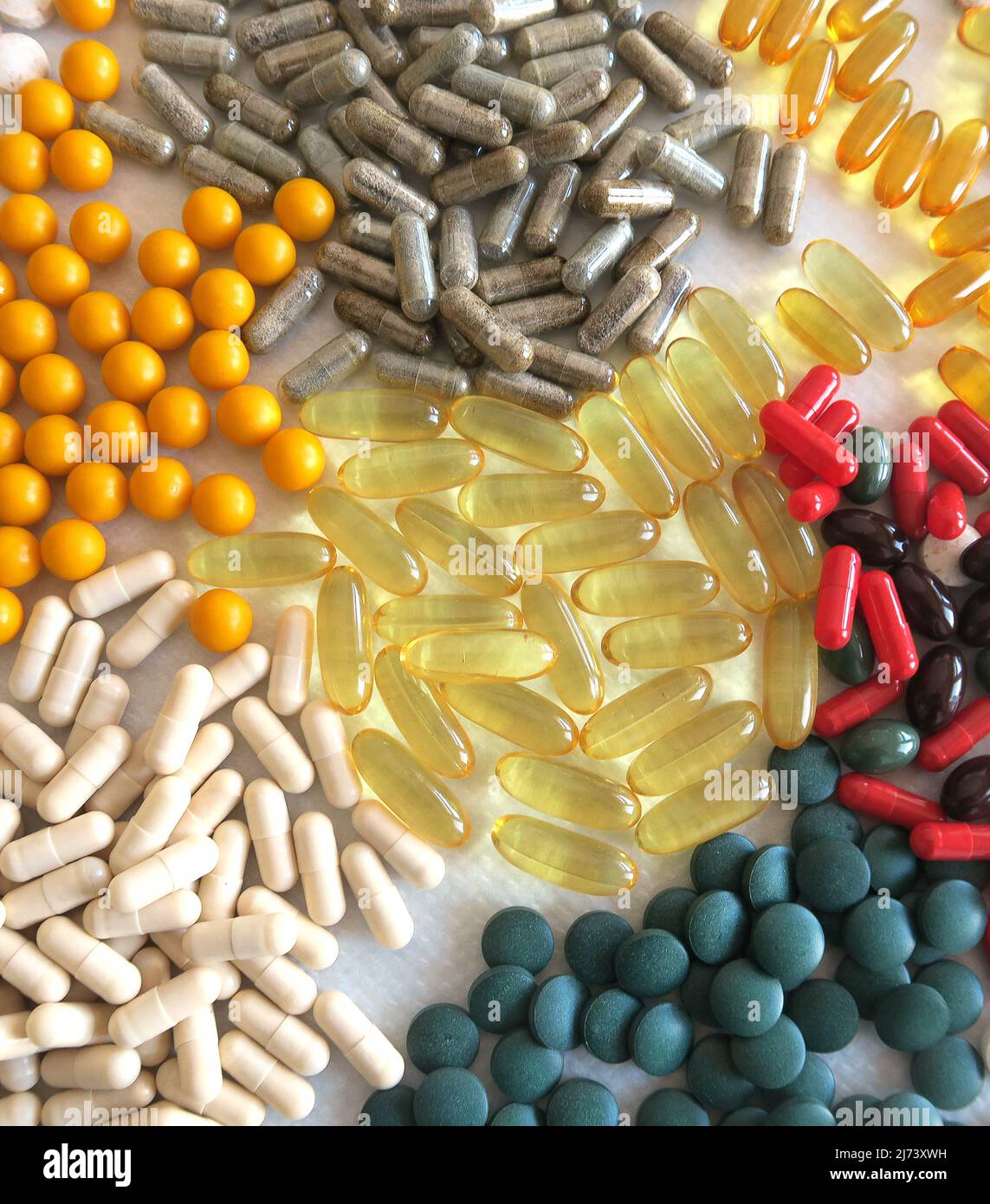 Pillole, compresse e capsule di medicina farmaceutica variopinte e assortite. Integratori vitaminici Foto Stock
