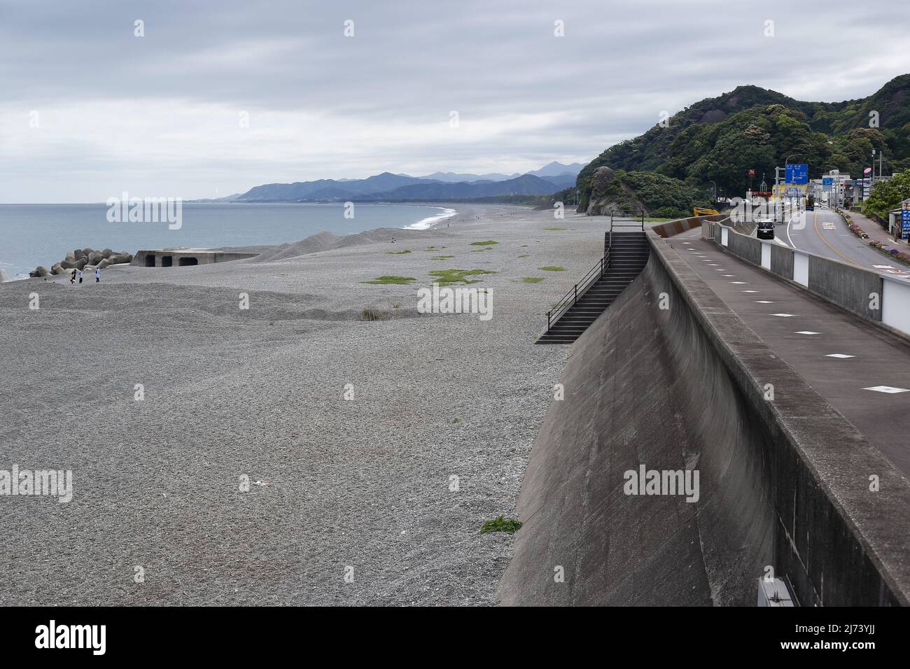 kumano, mie, giappone, 2022/30/04 , Spiaggia di Kumano città durante la settimana d'oro 2022, vuota dai turisti e in una giornata piovosa. Foto Stock