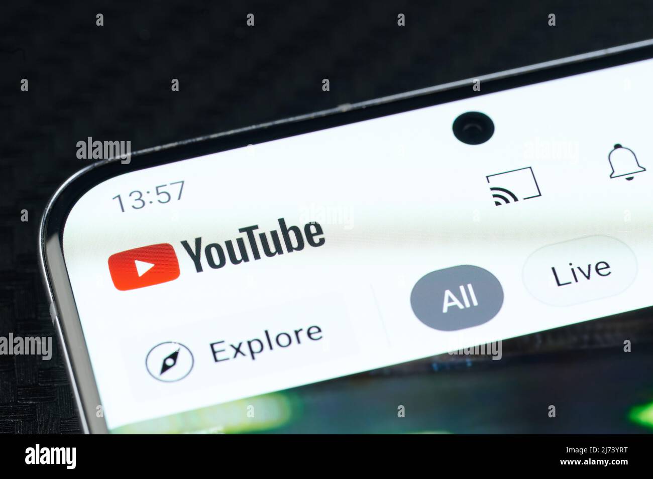 New york, USA - 5 maggio 2022: Esplora i video di youtube in app sullo schermo dello smartphone in primo piano Foto Stock