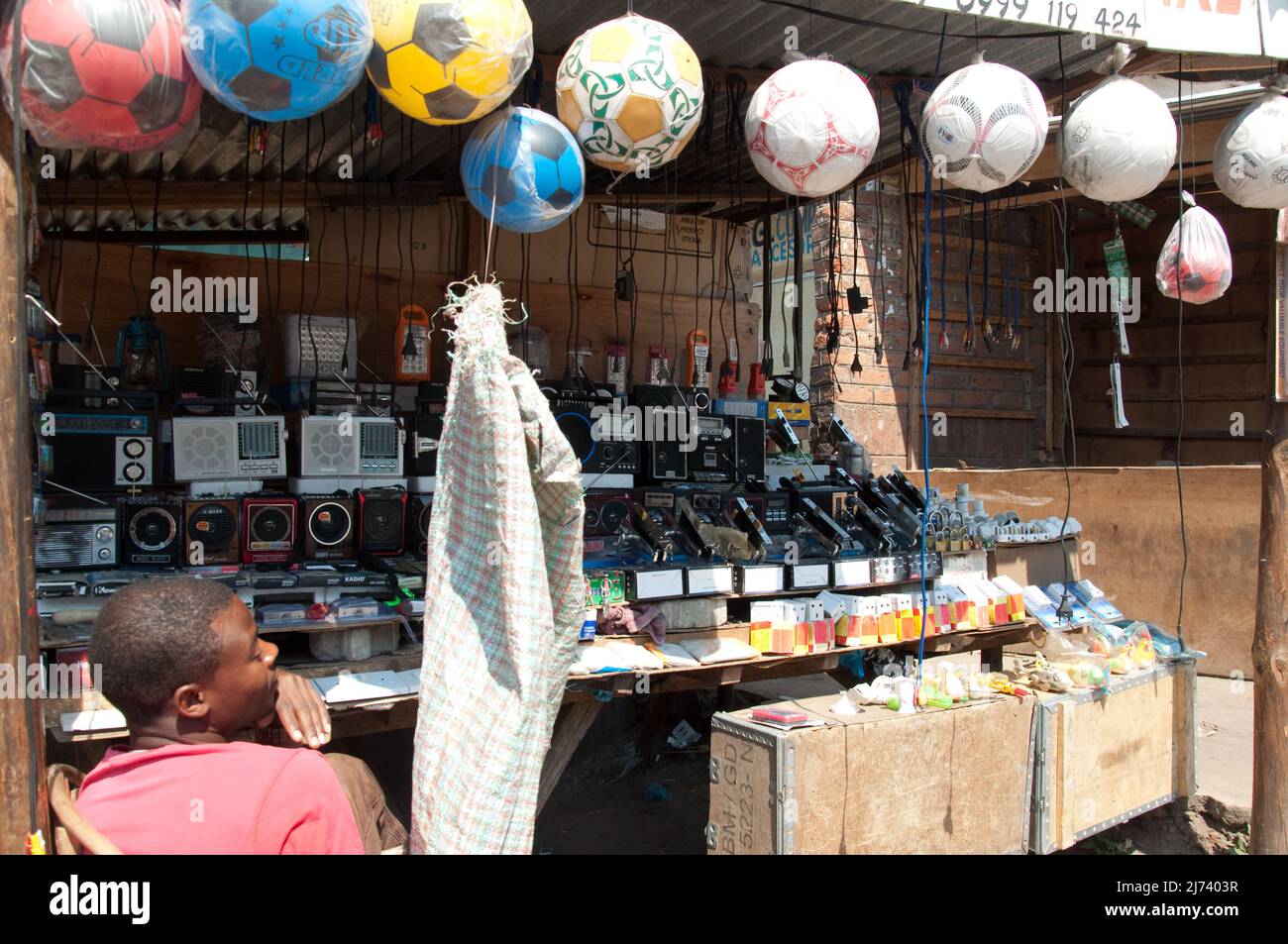 Stallo di elettronica al mercato di Bantyre, Blantyre, Malawi, Africa Foto Stock