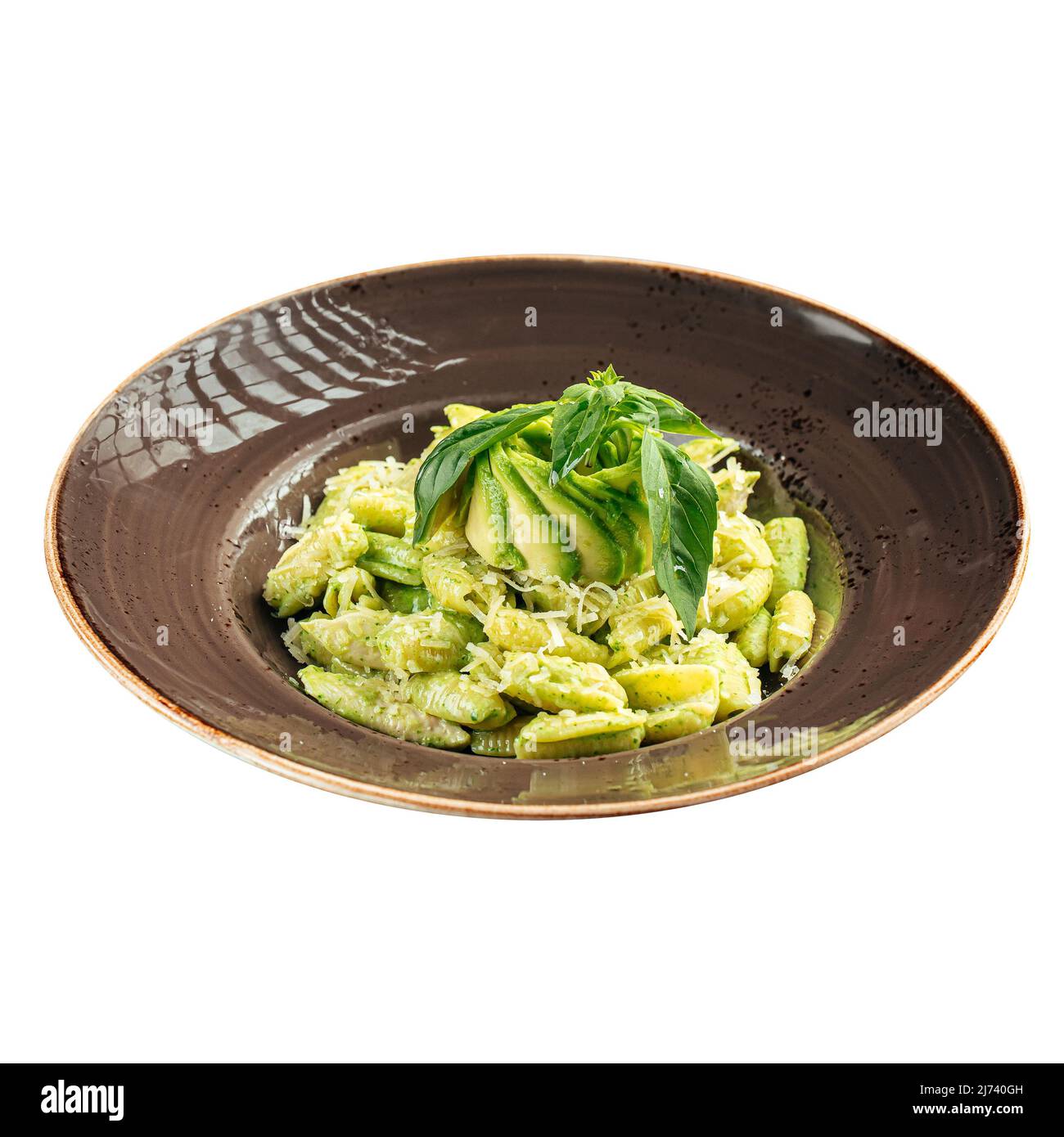 Porzione isolata di pasta verde con avocado Foto Stock