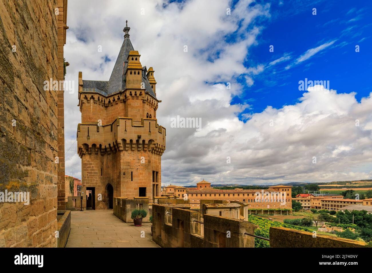 Olite, Spagna - 23 giugno 2021: Dettagli dell'architettura gotica ornata del palazzo dei re di Navarra o Palazzo reale di Olite a Navarra Foto Stock