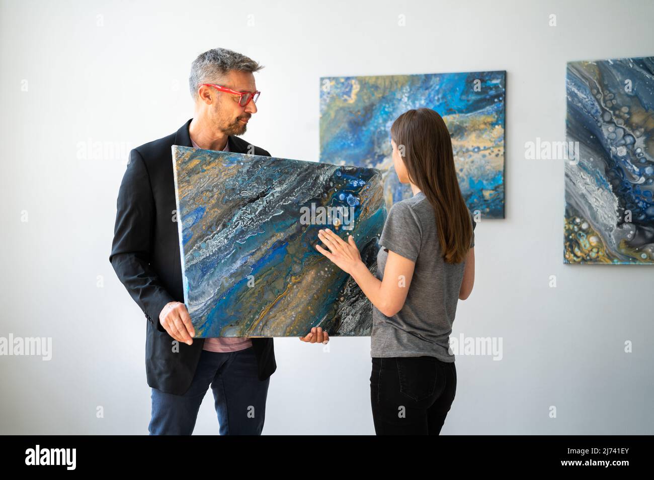 Mostra di pittura d'arte. Cercando di acquistare opere d'arte moderna nella Galleria Foto Stock