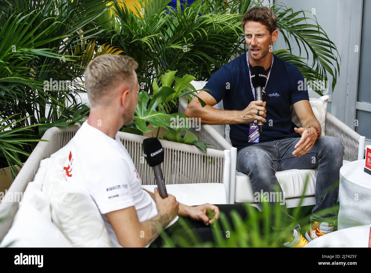 Florida, Stati Uniti d'America - 05/05/2022, Romain Grosjean, ritratto intervista Canal + con MAGNUSSEN Kevin (den), Haas F1 Team VF-22 Ferrari, ritratto durante la Formula 1 Crypto.com Miami Grand Prix 2022, 5th round del FIA Formula uno World Championship 2022, sull'Autodromo Internazionale di Miami, Dal 6 al 8 maggio 2022 a Miami Gardens, Florida, Stati Uniti d'America - Foto: Xavi Bonilla/DPPI/LiveMedia Foto Stock