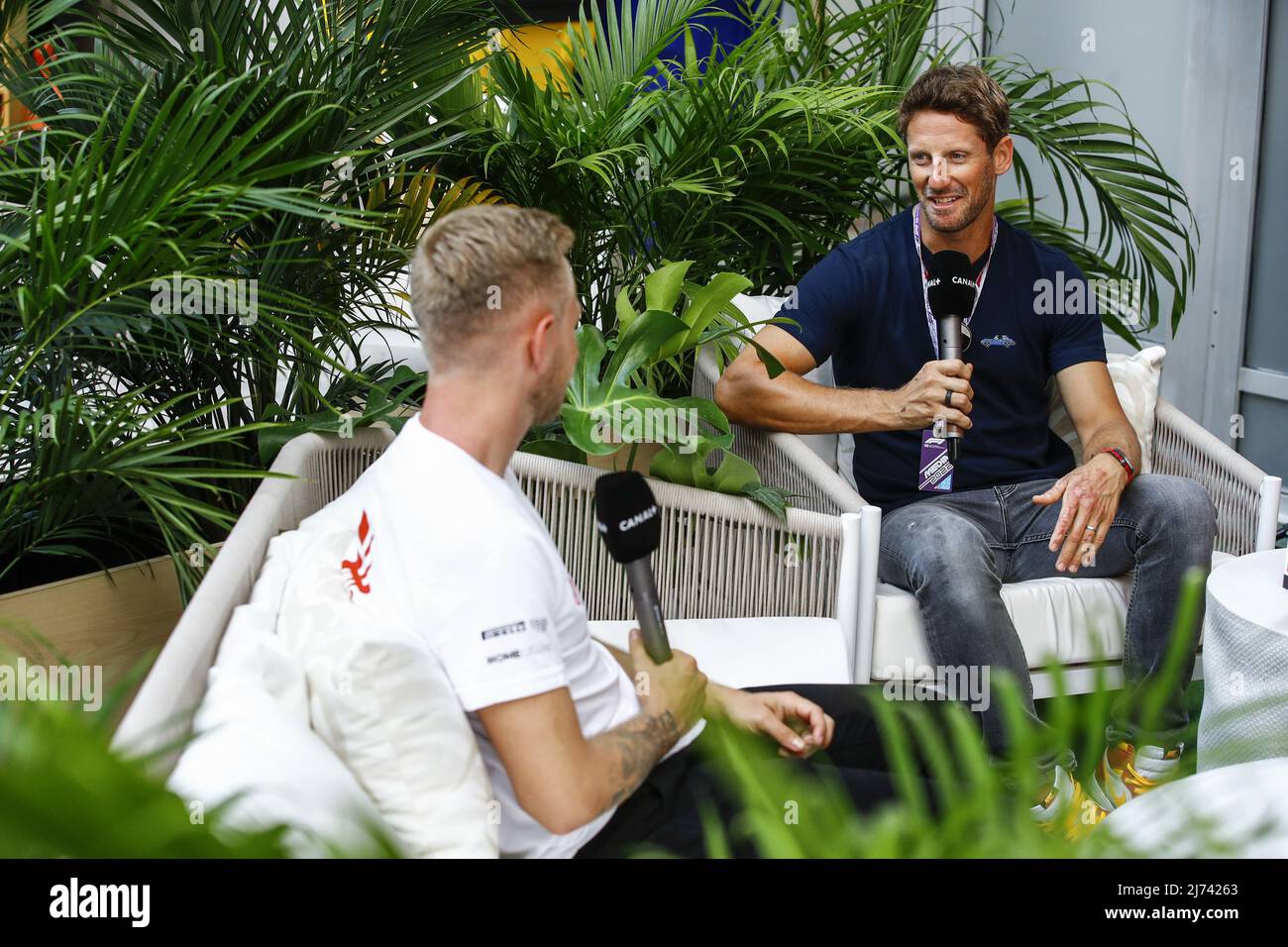 Florida, Stati Uniti d'America - 05/05/2022, Romain Grosjean, ritratto intervista Canal + con MAGNUSSEN Kevin (den), Haas F1 Team VF-22 Ferrari, ritratto durante la Formula 1 Crypto.com Miami Grand Prix 2022, 5th round del FIA Formula uno World Championship 2022, sull'Autodromo Internazionale di Miami, Dal 6 al 8 maggio 2022 a Miami Gardens, Florida, Stati Uniti d'America - Foto: Xavi Bonilla/DPPI/LiveMedia Foto Stock